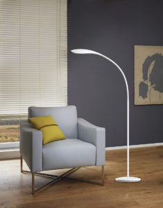 Lampe de plancher moderne DAMBERA Eglo 202173A fini blanc près du fauteuil gris avec mur gris foncé