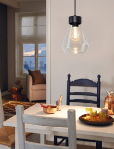 Luminaire suspendu moderne MONTEY Eglo 202125A dans la cuisine au-dessus de la table de bois