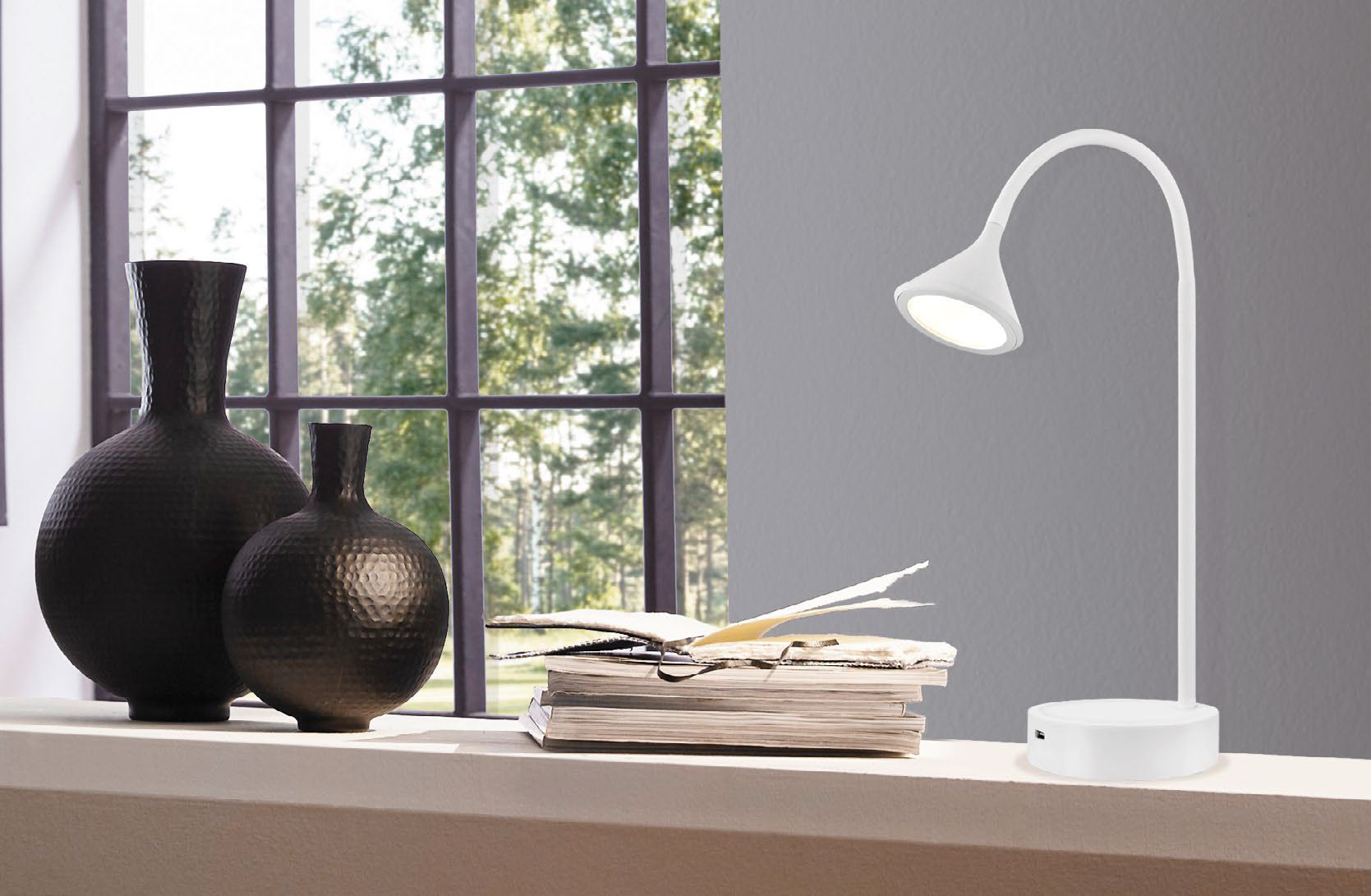 Lampe de table moderne ORMOND Eglo 202278A sur un bureau de travail près de la fenêtre avec objets décoratifs et livres