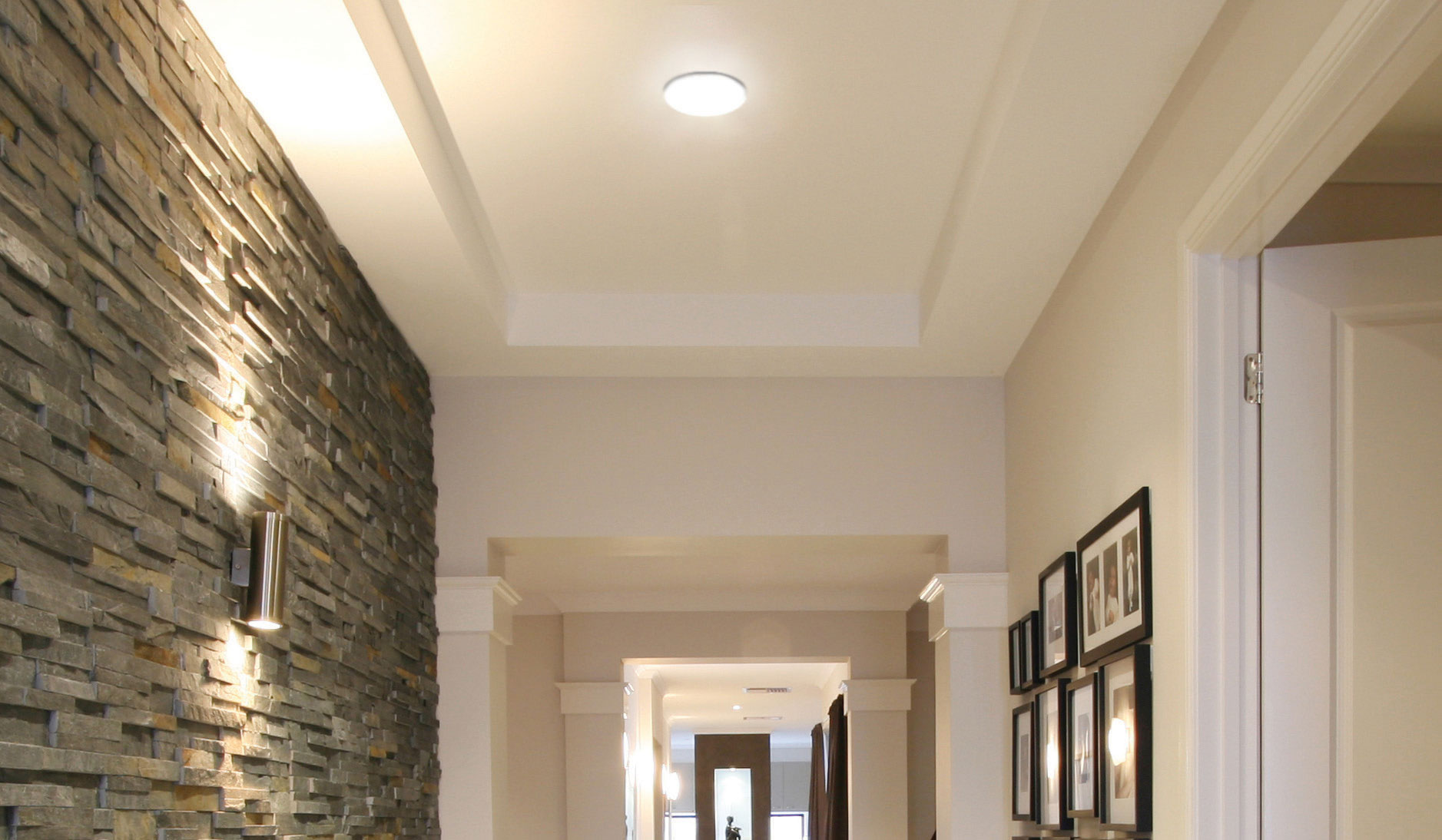 Luminaire plafonnier traditionnel DEL Standard 63302 éclairant une entrée avec mur de brique et cadres