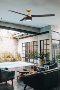 Ventilateur de plafond moderne Kendal AC22656-OC/BLK dans un salon ouvert sur l'extérieur avec plantes et plancher de céramique