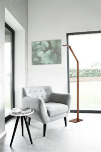 Lampe de plancher moderne RECO Kendal fl8449-rb dans le salon près d'un fauteuil et d'une fenêtre