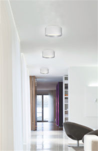 Luminaire encastré moderne MOUSINNI Kuzco fm11418-wh au plafond dans un passage aux murs et planchers blancs brillants