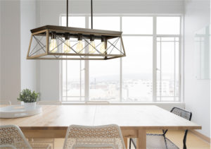 Luminaire suspendu rustique traditionnel BRIARWOOD Progress P400048-020 au-dessus d'une table de salle à manger en bois pâle