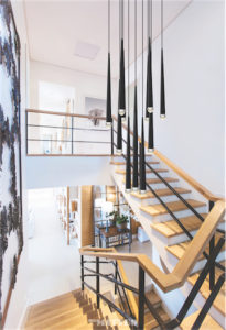 Luminaire suspendu moderne RENAIE Matteo C62712MB dans une cage d'escalier en bois dans un décor de prestige