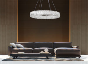 Luminaire suspendu moderne SOLARIS Kuzco PD7824 dans un salon avec divan en cuir