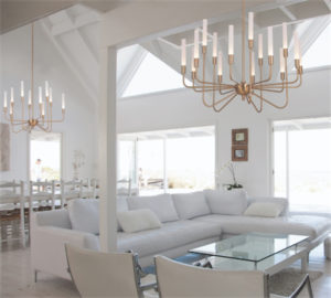 Luminaire suspendu traditionnel VALDI Craftmade 49610-SB chandelier dans le salon avec fauteuils en cuir blanc