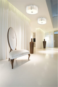 Luminaire semi-plafonnier contemporain ZURICH Dvi DVP14594SN-SS-OP dans une chambre avec fauteuil luxueux et rideaux blancs