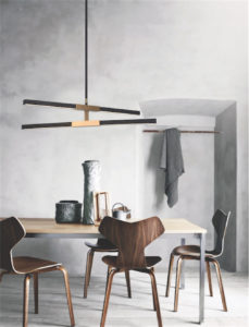 Luminaire suspendu moderne LINEARE Matteo C64738MBAG au-dessus de la table de cuisine en bois avec chaises en bois et murs de plâtre blanc