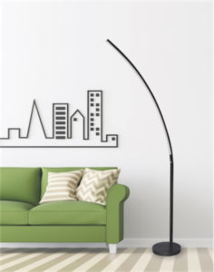 Lampe de plancher moderne Dainolite 412LEDF-MB dans un salon près d'un divan vert tendr avec coussins et murale urbaine