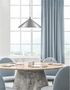 Luminaire suspendu DOROTHY 492814-BN/BK dans la salle à manger au-dessus de la table ronde en bois près de la fenêtre avec rideau gris