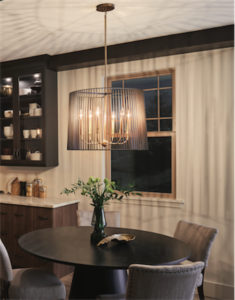 Luminaire suspendu contemporain LINARA Kichler 44167BK dans la cuisine au-dessus de la table ronde en bois près de grandes fenêtres
