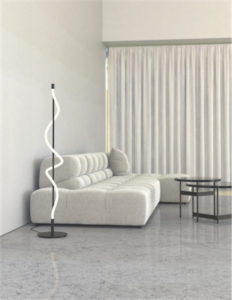 Luminaire de plancher moderne CURSIVE Kuzco FL95360 dans le salon près du divan blanc avec rideaux blancs et plancher en marbre