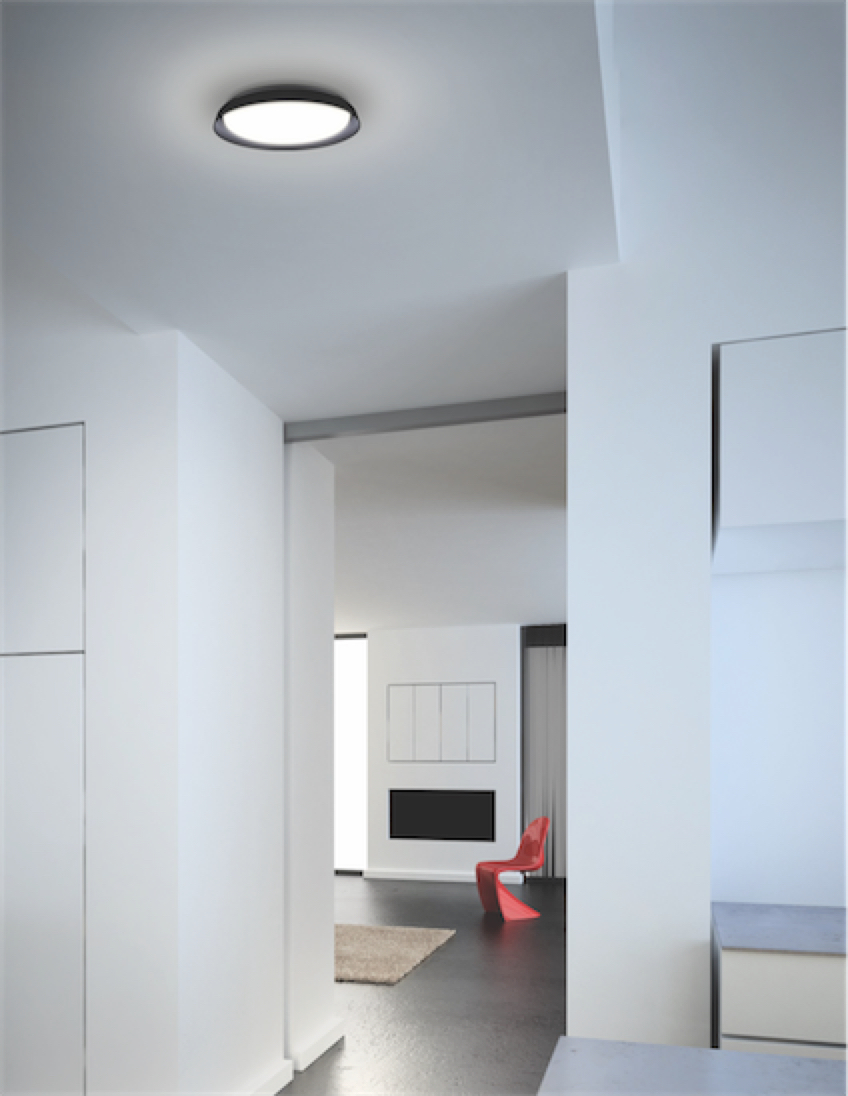 Luminaire plafonnier moderne HAMPTON Kuzco FM43117-BK dans le passage avec murs blanc et vu sur le salon avec chaise rouge