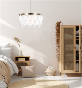 Luminaire suspendu moderne MELLITA Feiss 5202508-848 dans la chambre à coucher près du lit avec armoire déco naturelle