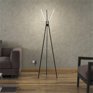 Lampe de plancher moderne Dals SPRFL-3K-BK allumé dans le salon avec plancher de bois près du divan et fauteuil