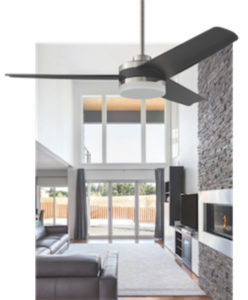Ventilateur de plafond moderne SIROCCO Kendal AC24344-SN-BLK dans le salon avec haut plafond et foyer