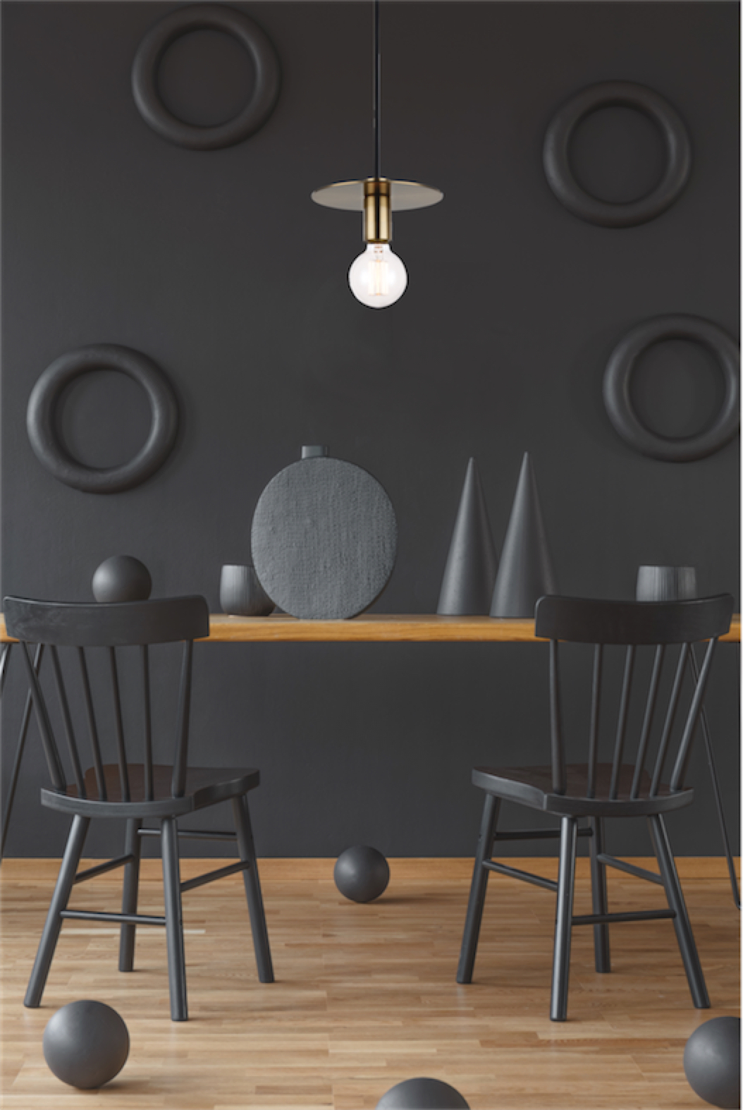 Luminaire suspendu moderne KASA Matteo C54911AGB au-dessus de la table de salle à manger en bois avec chaises noires