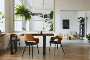 Luminaire suspendu moderne BOYAL Eglo 204922A au-dessus de la table de salle à manger en bois avec chaises en bois
