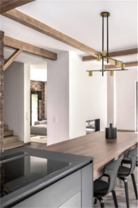 Luminaire suspendu moderne CALUMET Z-Lite 814-6MB-OBR dans la cuisine au-dessus de la table en bois