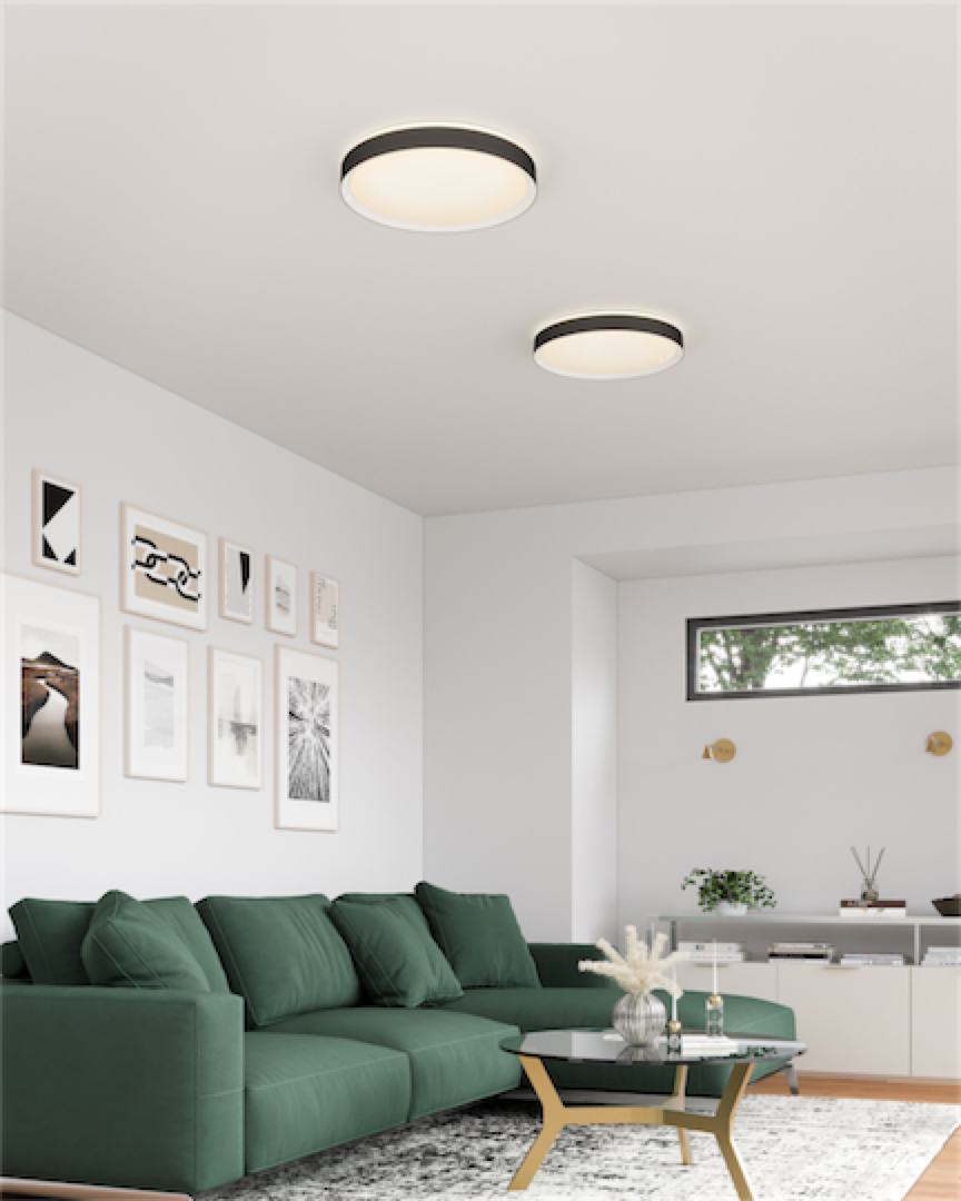 Luminaire plafonnier moderne ESSEX Kuzco FM43920-BK/WH dans le salon avec divan vert