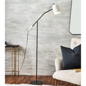Lampe de plancher OSTERBERG Renwil LPF3121 noir et blanche près du fauteuil avec coussins
