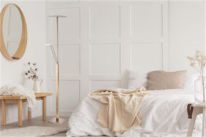 Luminaire de plancher moderne Kendal TC5021-DB dans la chambre à coucher près du lit blanc avec table et miroir en bois