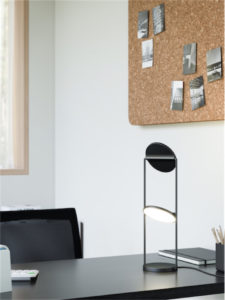 Lampe de table moderne NOVEL Kuzco TL72218-BK sur le bureau noir avec babillard en liège et photos